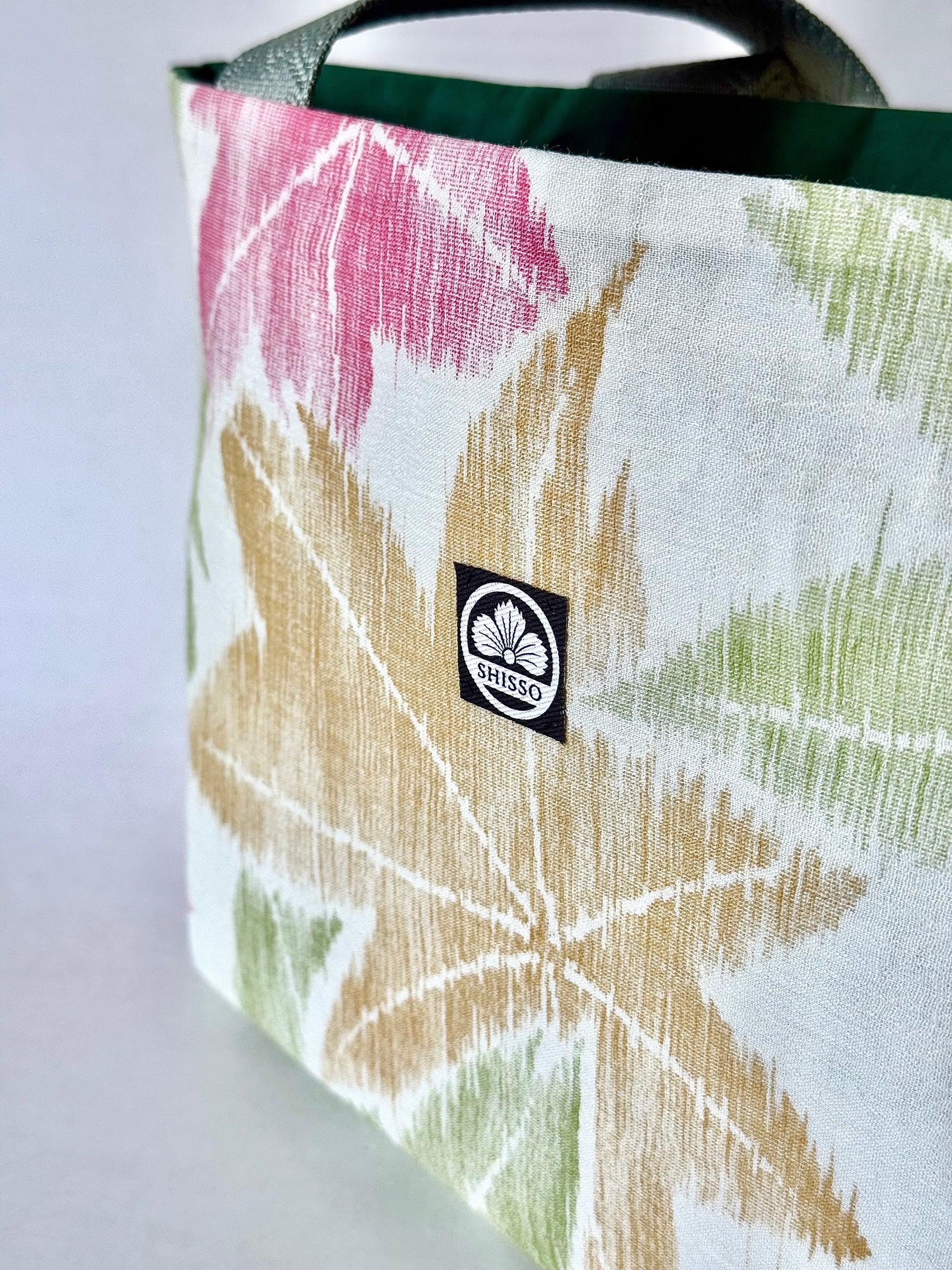 Front right angle of woven kimono silk texture and square Shisso tag