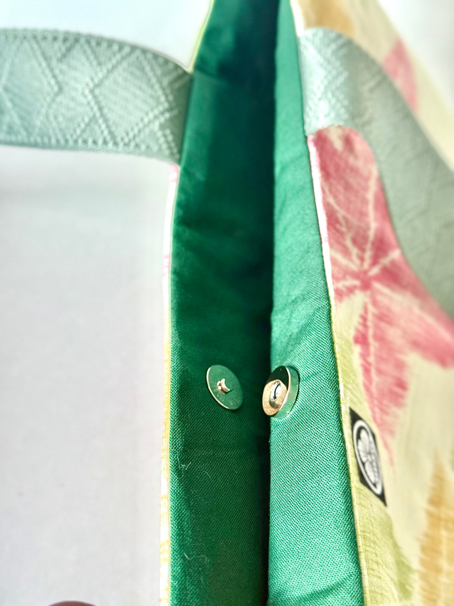 Close-up of hidden magnetic closure inside the Shisso Carry Tote