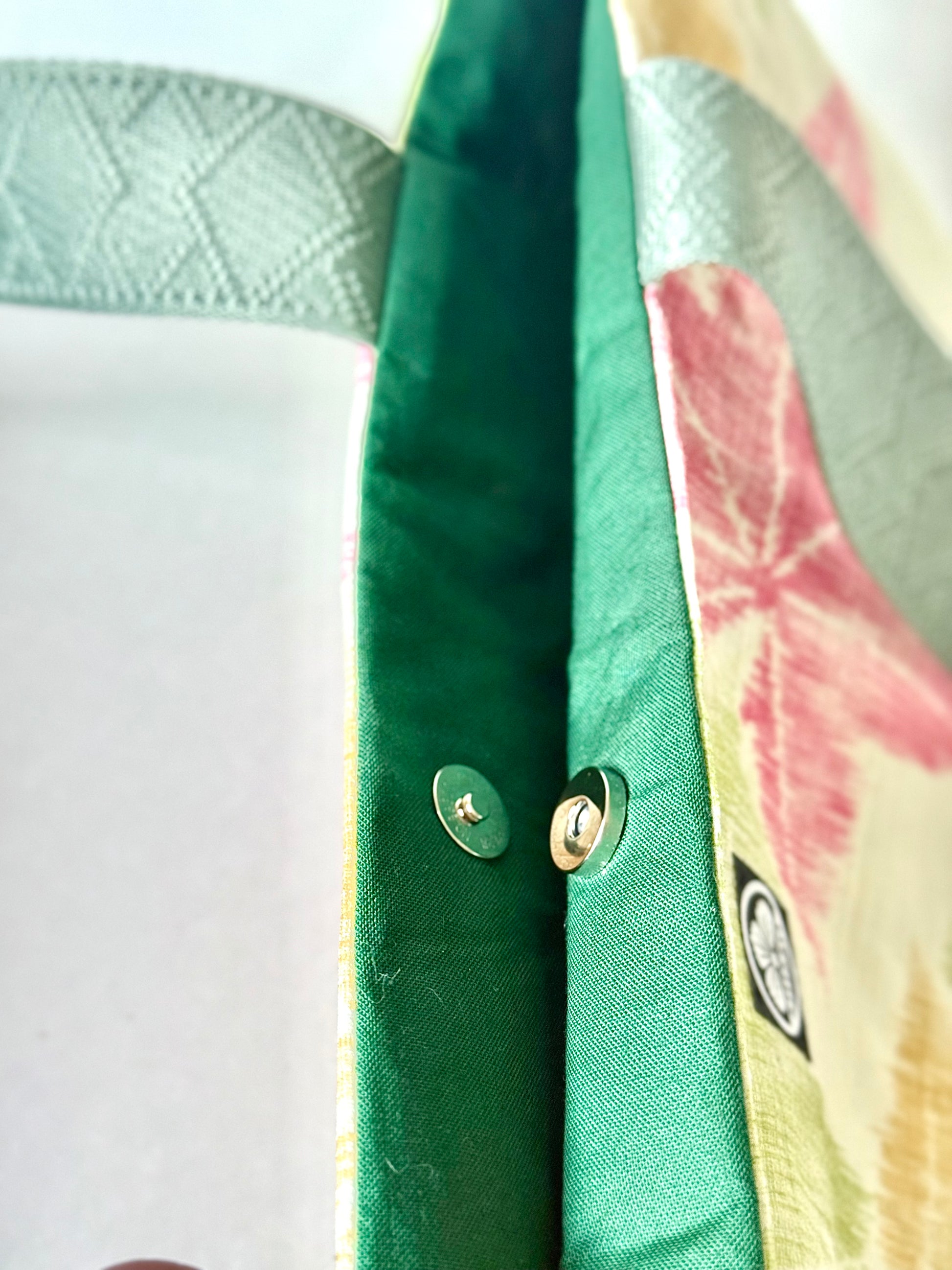 Close-up of hidden magnetic closure inside the Shisso Carry Tote
